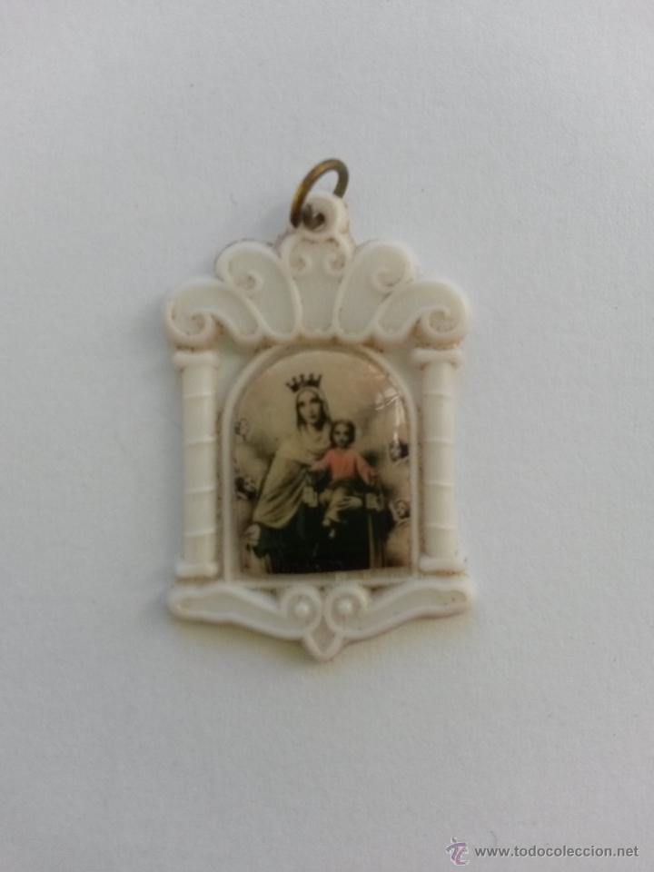 Antig&uuml;edades: Medalla de la virgen del carmen en plastico  de 3 x 2 cms - Foto 1