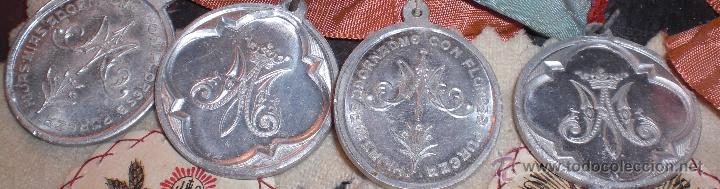 Antig&uuml;edades: Lote de medallas y escapularios. - Foto 2
