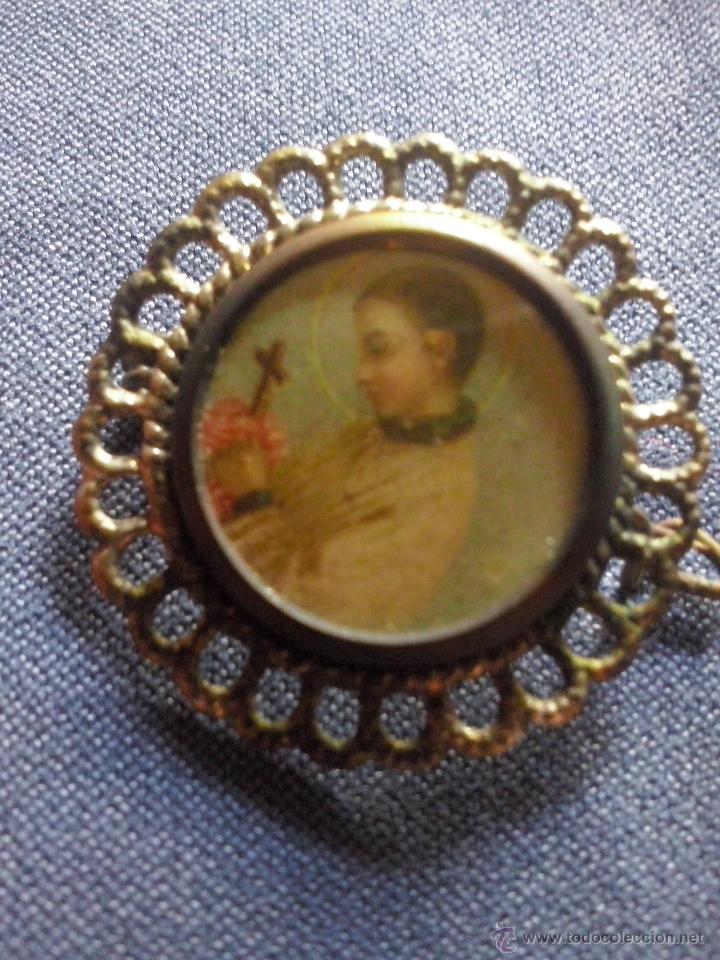 Antig&uuml;edades: insignia religiosa con monaguillo - Foto 1