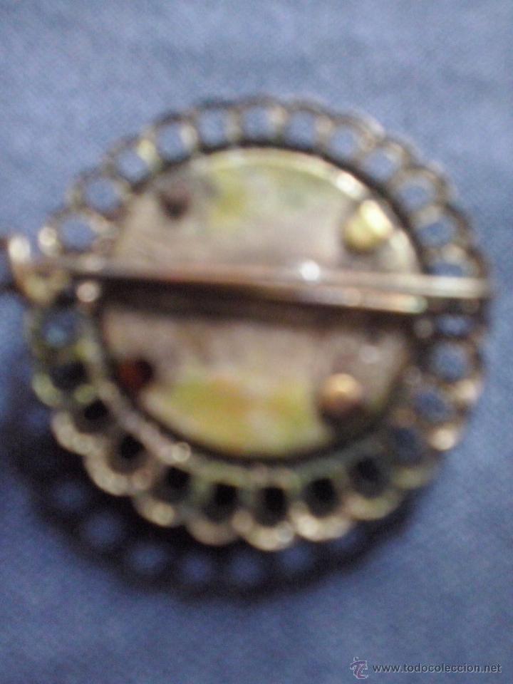 Antig&uuml;edades: insignia religiosa con monaguillo - Foto 2