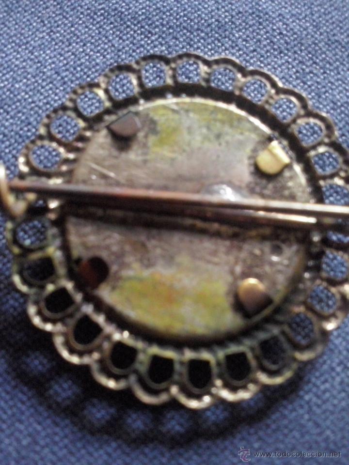 Antig&uuml;edades: insignia religiosa con monaguillo - Foto 3