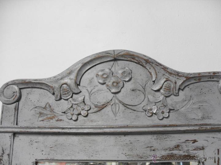 Antig&uuml;edades: Antiguo Espejo con Marco Tallado y Cristal Biselado - Foto 3