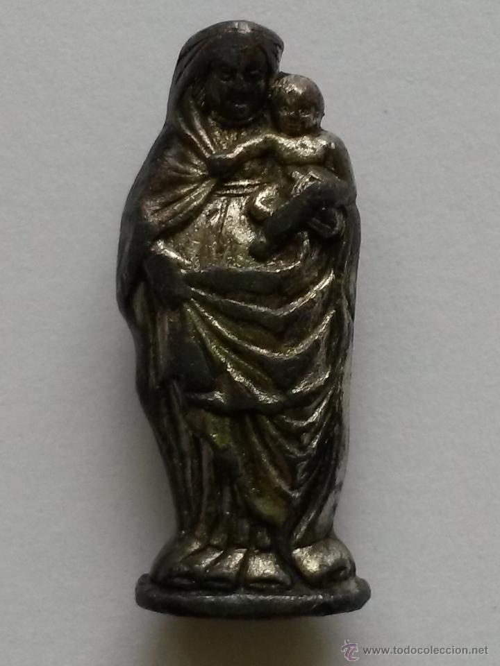 Antig&uuml;edades: San antonio de padua o la  virgen del pilar, de metal pesado con sujecion por detras de 3 x 1,3 cms