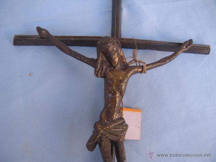Antig&uuml;edades: CRUCIFIJO DE HIERRO Y BRONCE - Foto 1