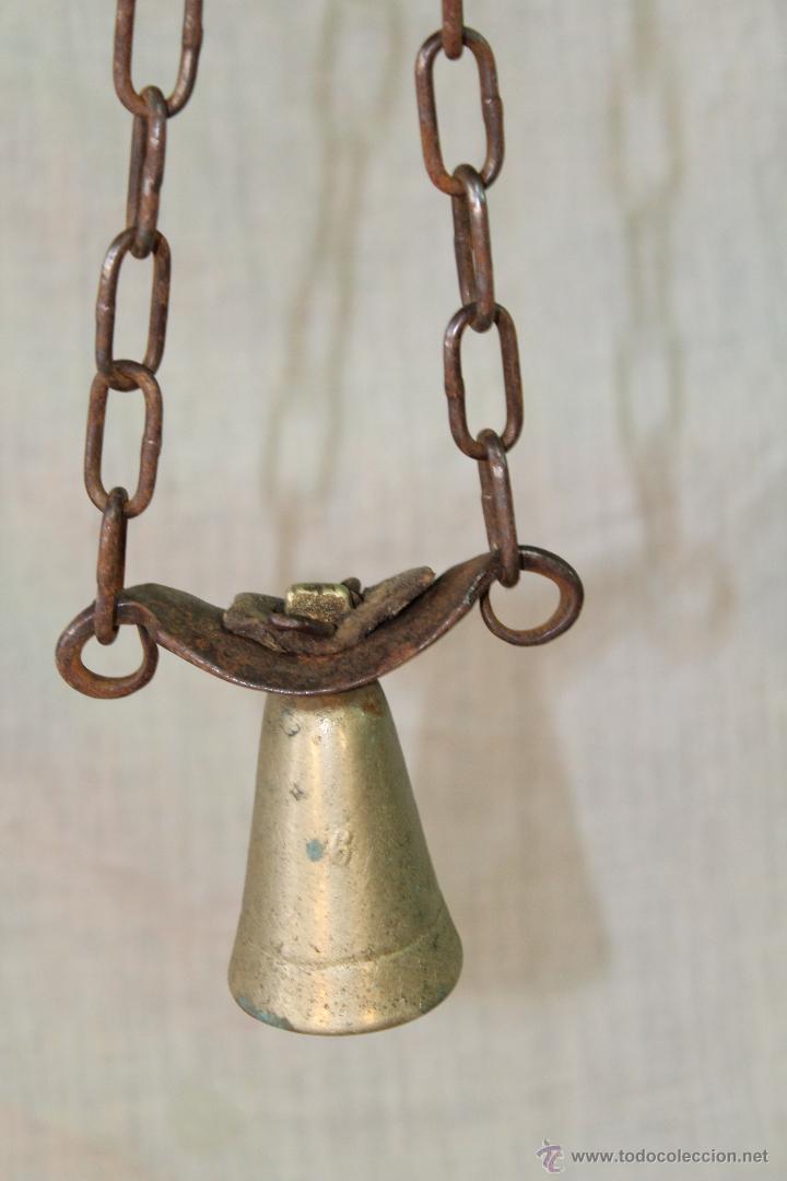 Antig&uuml;edades: CENCERRO DE VACA EN LATON CON CADENA DE HIERRO - Foto 1
