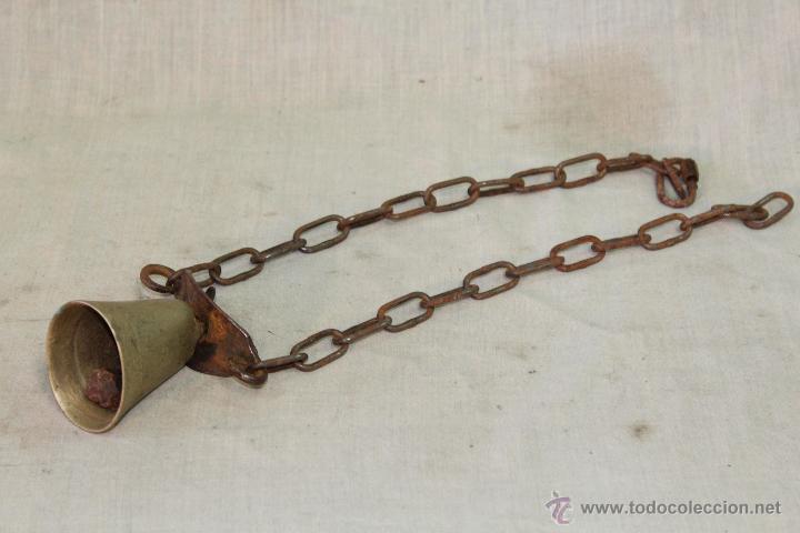 Antig&uuml;edades: CENCERRO DE VACA EN LATON CON CADENA DE HIERRO - Foto 2
