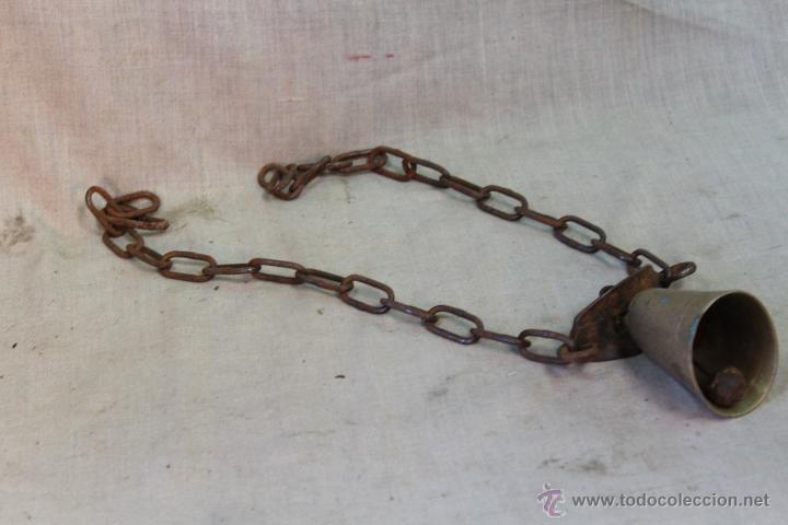 Antig&uuml;edades: CENCERRO DE VACA EN LATON CON CADENA DE HIERRO - Foto 4