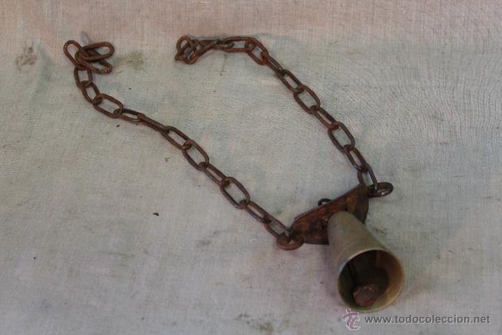 Antig&uuml;edades: CENCERRO DE VACA EN LATON CON CADENA DE HIERRO - Foto 5