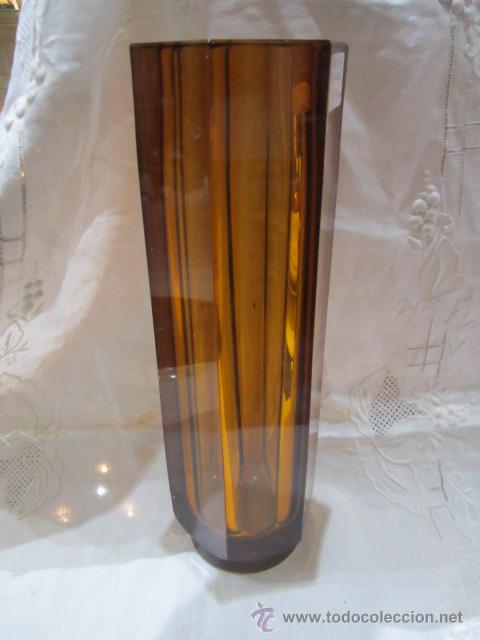 Antiquit&eacute;s: Jarr&oacute;n de cristal firmado Daum Nancy. 27 cms de altura x 9 di&aacute;metro.