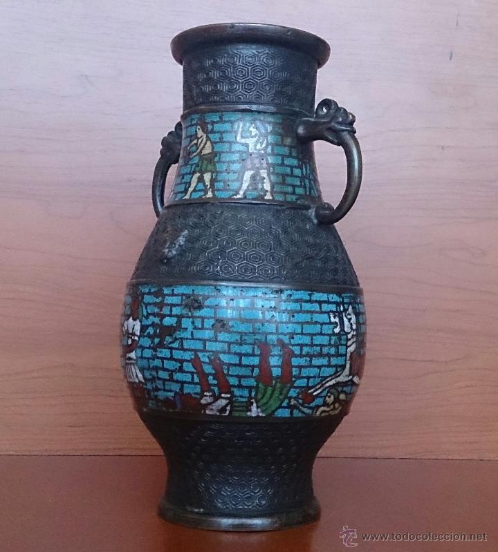Antigüedades: Jarrón antiguo Chino champleve en bronce cincelado con motivos en cloisonné y seres mitologicos . - Foto 2 - 52463431