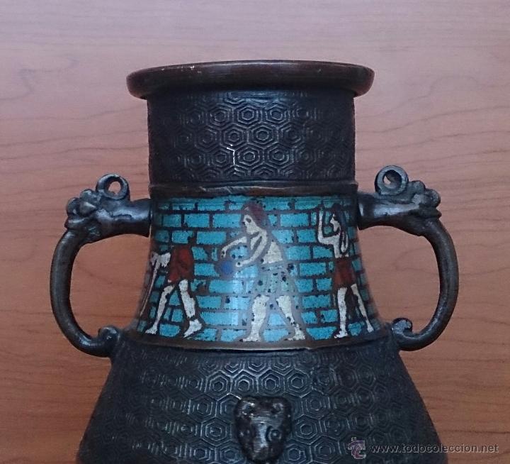 Antigüedades: Jarrón antiguo Chino champleve en bronce cincelado con motivos en cloisonné y seres mitologicos . - Foto 10 - 52463431