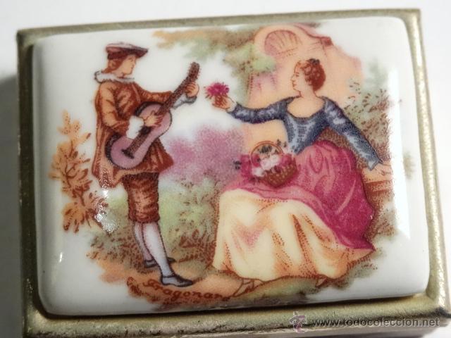 Oggetti Antichi: Antigua caja de metal con tapa porcelana pintada