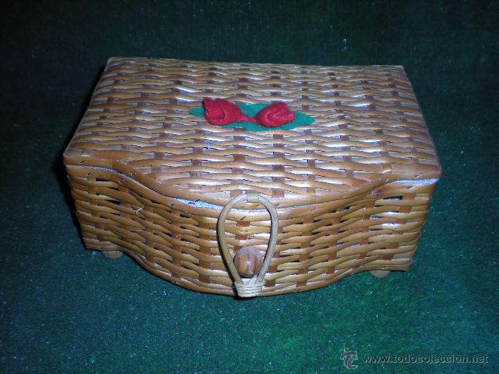 Antiquit&eacute;s: Costurero de mimbre 18x25x10cm