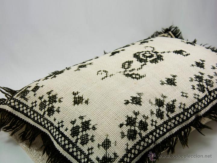 Antig&uuml;edades: Coj&iacute;n, arpillera o almohada antigua - Decorado con flor y adornos bordados en lana negra te&ntilde;ida