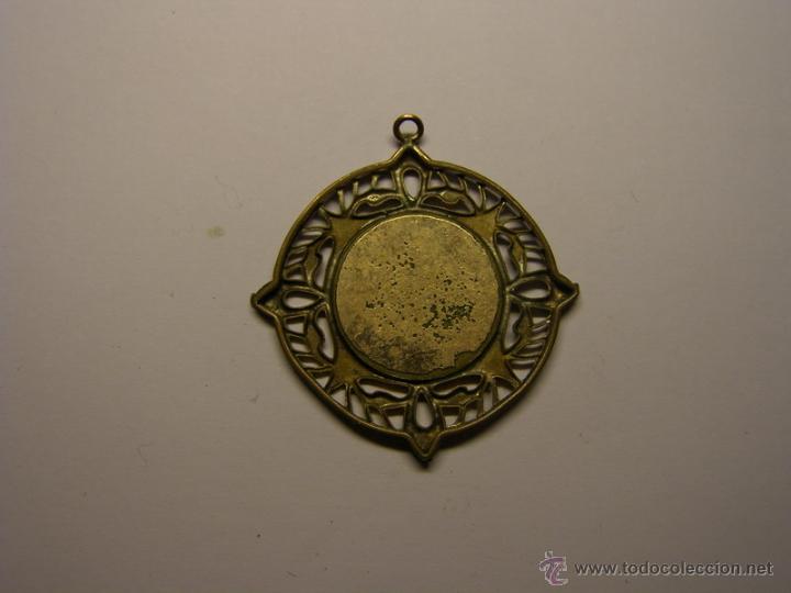 Antig&uuml;edades: Medalla religiosa de Virgen con Ni&ntilde;o. - Foto 2