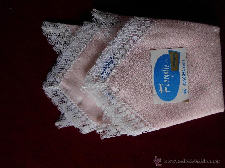 Antigüedades: Conjunto de 4 pañuelos de algodón y puntilla marca Florgalle de la casa Juncosa - Foto 3 - 52579620