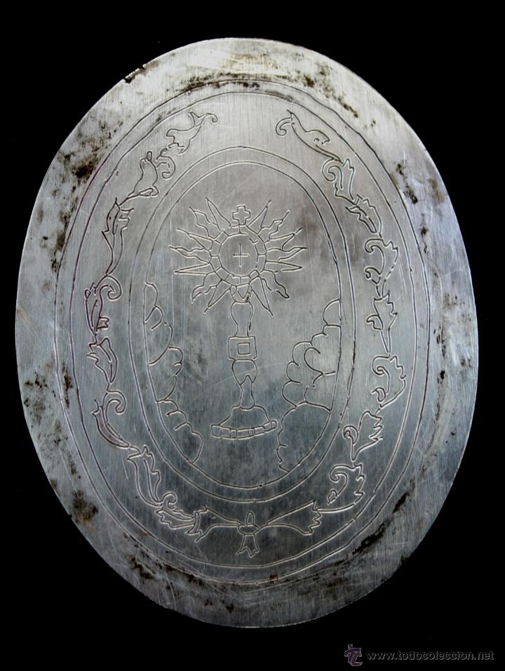 Antig&uuml;edades: PLACA OVAL DE PLATA CON UN GRABADO RELIGIOSO - Foto 1