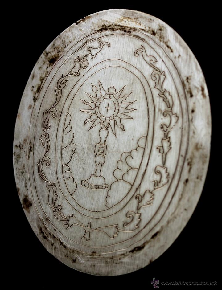 Antig&uuml;edades: PLACA OVAL DE PLATA CON UN GRABADO RELIGIOSO - Foto 2