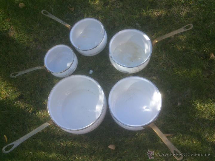 Antig&uuml;edades: CONJUNTO COMPLETO DE CAZUELAS ESMALTADAS Y DECORADAS - Foto 2
