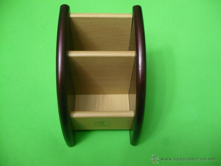 Antiquit&eacute;s: SOPORTE DE MANDOS EN MADERA COLOR MARRON Y BEIGE.