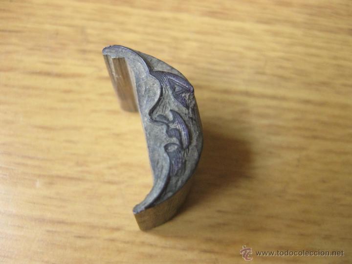 Antig&uuml;edades: ANTIGUO SELLO O TAMPON DE TINTA CON EL DIBUJO DE UNA LUNA TALLADA A MANO