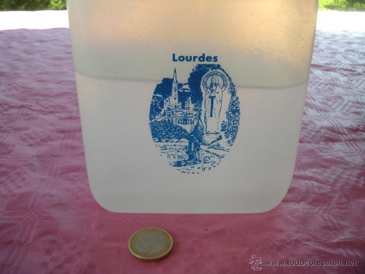 Antig&uuml;edades: BOTELLA CON AGUA DE LOURDES - Foto 2