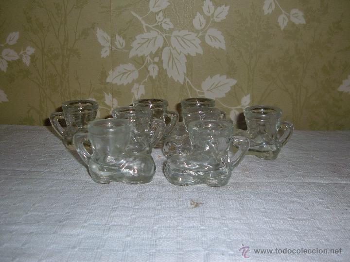 Antig&uuml;edades: Conjunto de 8 vasos de chupito en forma de Bota - Foto 1