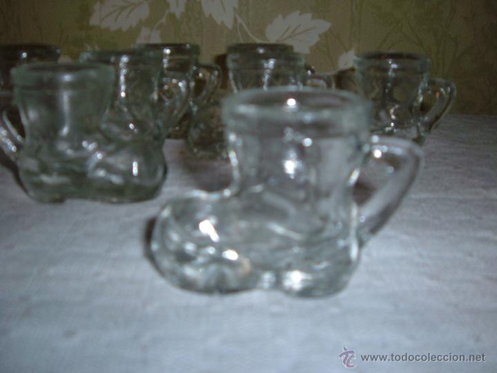 Antig&uuml;edades: Conjunto de 8 vasos de chupito en forma de Bota - Foto 2