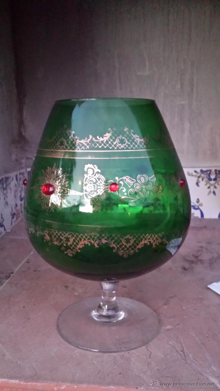 Antiquit&eacute;s: antigua copa de cristal en color verde y detalles en oro