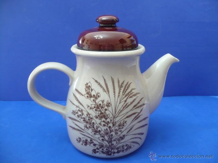 Antiquit&eacute;s: TETERA DE CERAMICA CON DIBUJO INCRUSTADO BLANCA Y MARRON.