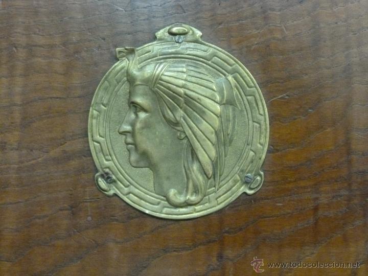 Antig&uuml;edades: CAMA DE MADERA DE CASTA&Ntilde;O CON APLAQUES DE BRONCE - Foto 1