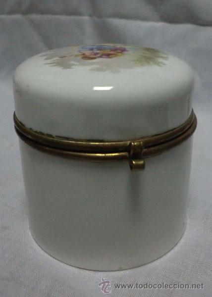 Antig&uuml;edades: ANTIGUO TARRO - POTE - JOYERO - DE PORCELANA DECORADO CON MOTIVOS ROM&Aacute;NTICOS Y FIRMADO