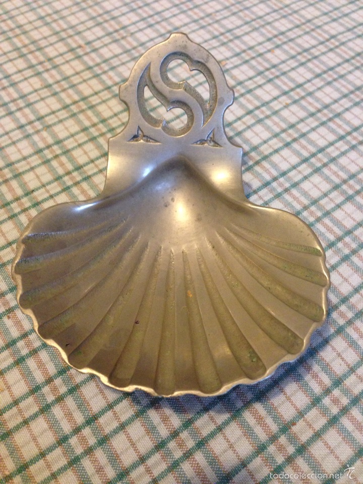 Antig&uuml;edades: Concha de broce plateado para cristianar - Foto 1