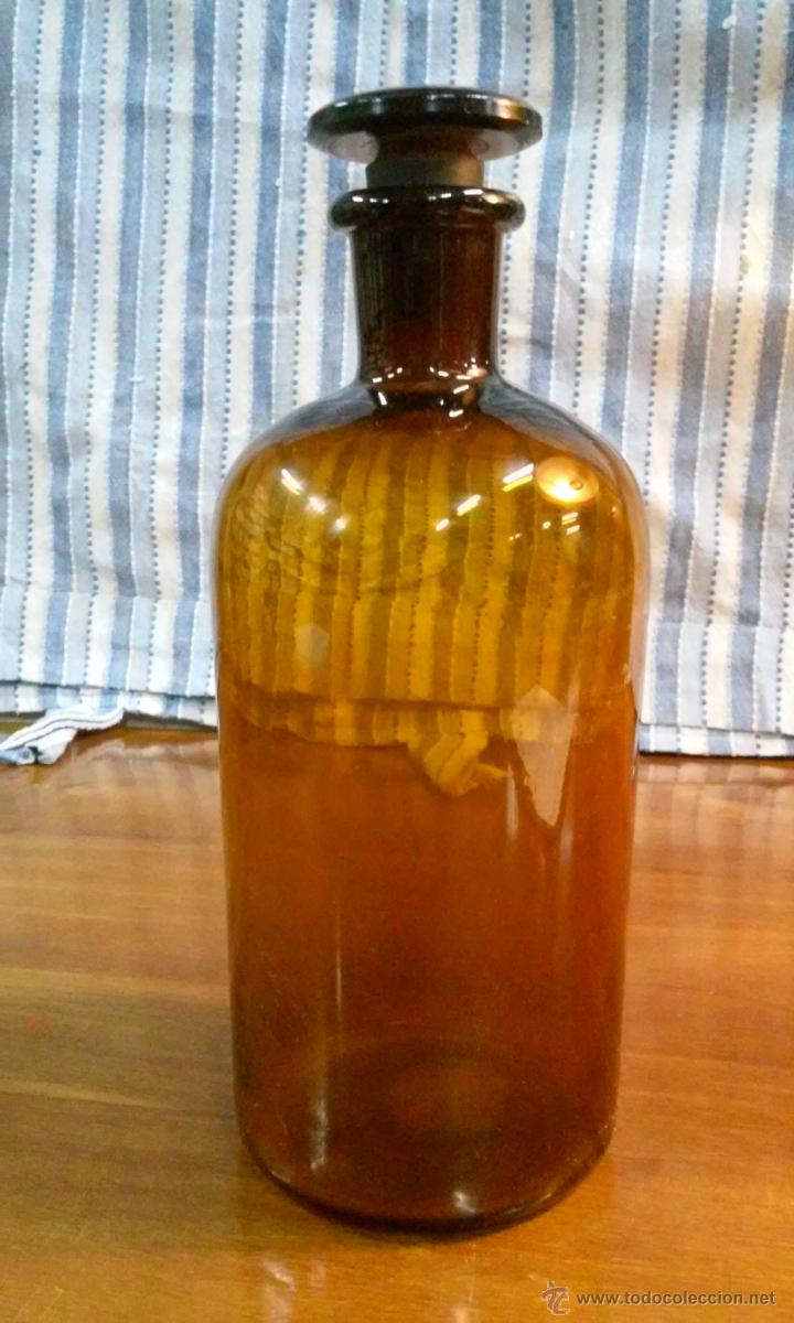 Antiques: Estupenda botella de vidrio marr&oacute;n. 24 cm de alto. 9,5 cm de di&aacute;metro