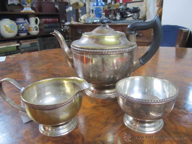 Antiquit&auml;ten: Antigua tetera o cafetera con lechera y azucarero, de metal plateado.