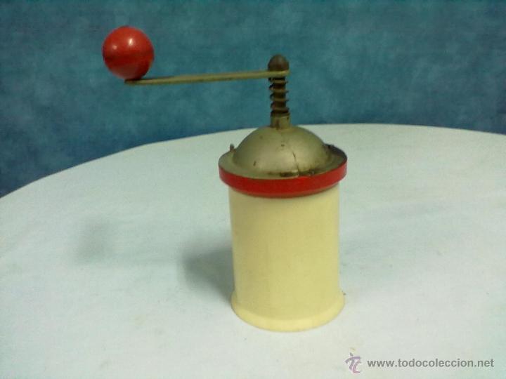 Antiguidades: MOLINILLO CAFE PLASTICO E HIERRO