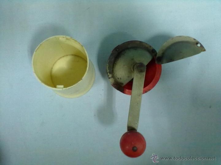 Antig&uuml;edades: MOLINILLO CAFE PLASTICO E HIERRO - Foto 3