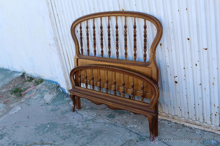 Antig&uuml;edades: CAMA DE MADERA CON CABEZAL Y PIECERO - Foto 2