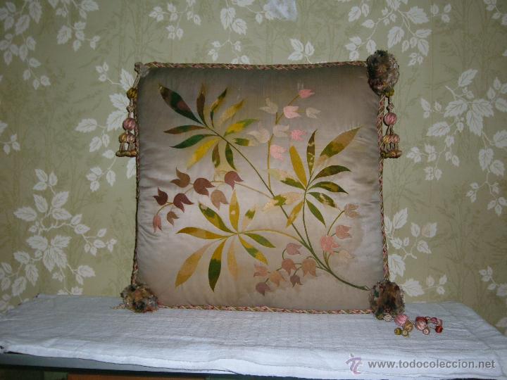 Antiquit&eacute;s: Antiguo Cojin Imperio en seda bordado a mano Flores medidas 50X50cm