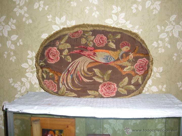 Antiquit&eacute;s: Antiguo Cojin de finales de Siglo pasado en seda y bordados a mano flores y un pavo real. 67 X 45 c