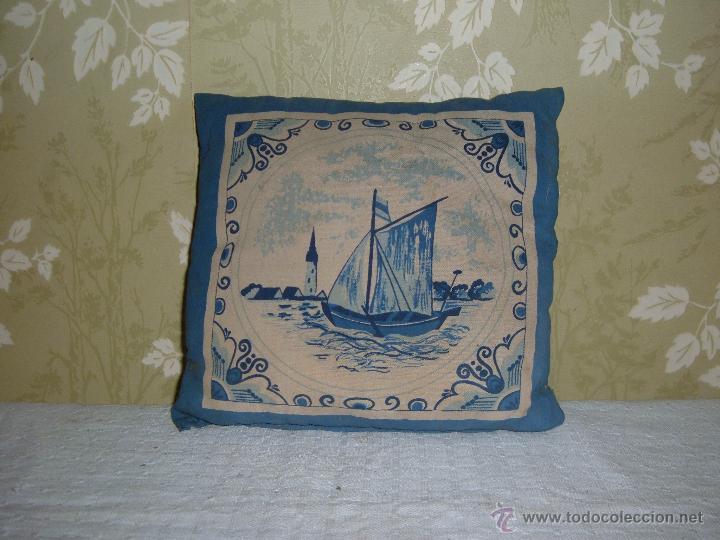 Antiquit&eacute;s: Peque&ntilde;o Cojin en color azul con dibujos de Barco y Molino de viento Holandes medidas 26 X24 cm