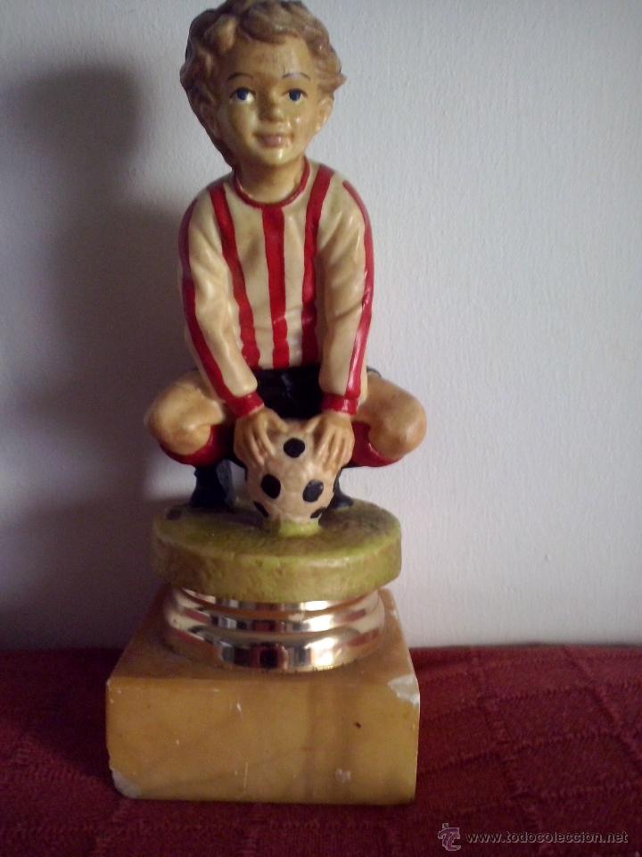 Antig&uuml;edades: Antigua Escultura futbolista base de marmol o marmolina ,metal y resina lleva en la case nombre del