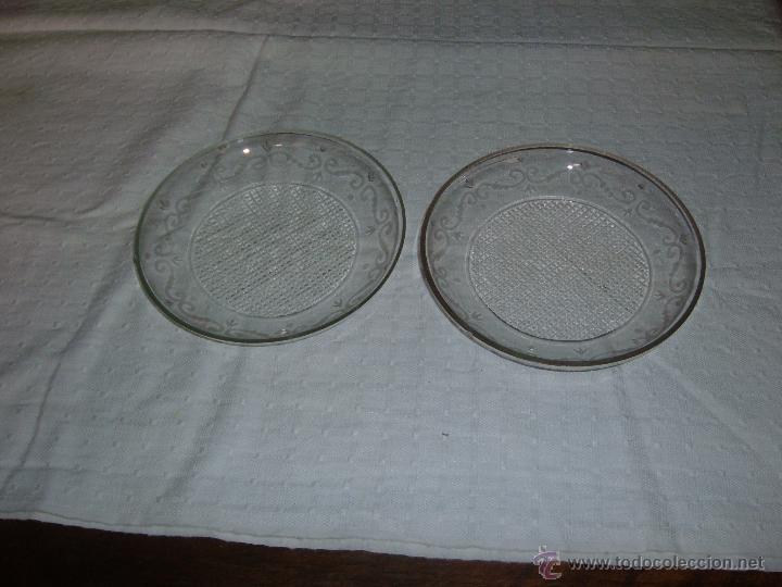 Antiquit&eacute;s: Pareja de Bandejas redondas en cristal con dibujos al acido medidas 16 X 2,5 cm