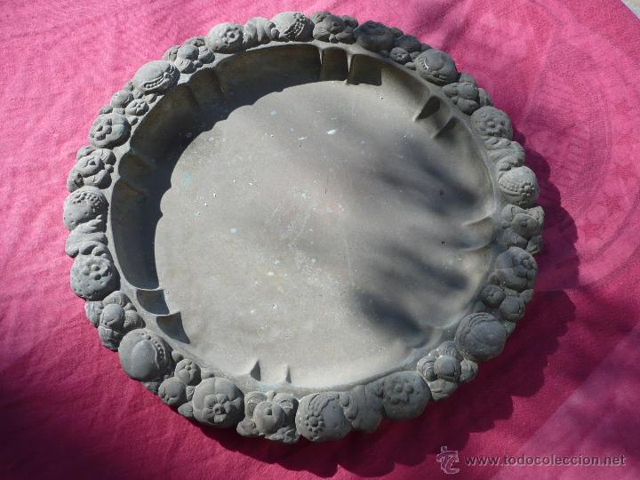 Antig&uuml;edades: Bandeja de alpaca de 38 cent&iacute;metros - Foto 1