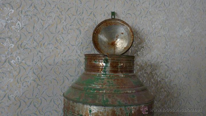 Antig&uuml;edades: ACEITERA GRANDE DE HOJALATA.COMPLETA Y ORIGINAL - Foto 2