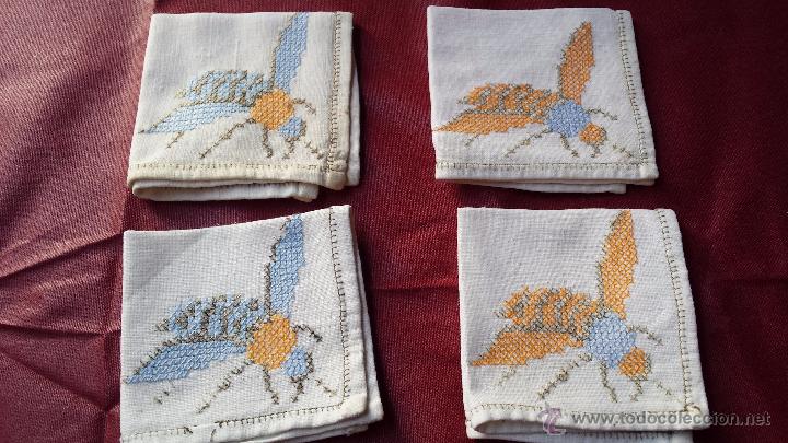 Antiguidades: cuatro antiguas servilletas o cubre vasos