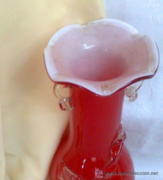 Antig&uuml;edades: ANTIGUO JARRON EN CRISTAL DOBLADO ROJO Y BLANCO. - Foto 6