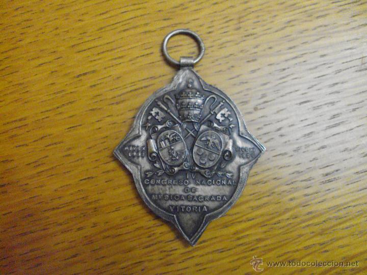 Antig&uuml;edades: Medalla religiosa vitoria 1928 - Foto 2