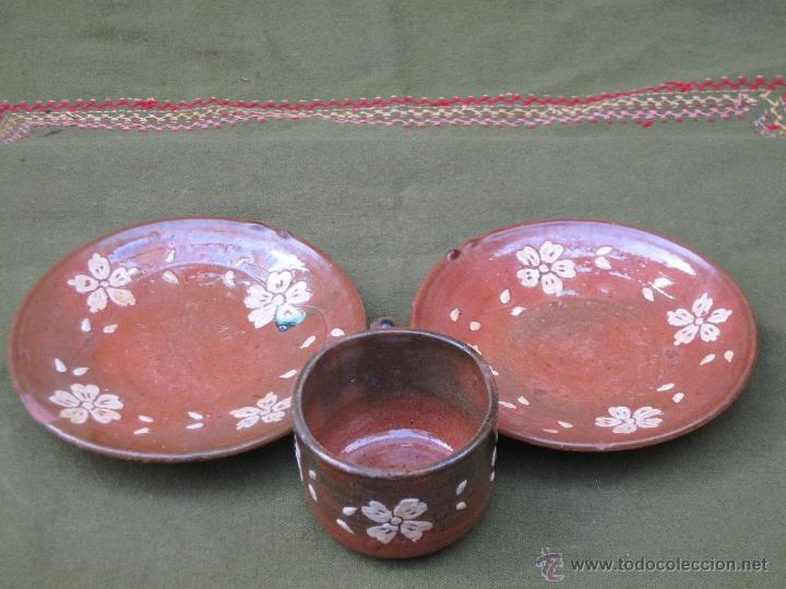 Antiquit&eacute;s: LOTE DE DOS PLATOS Y UNA TAZA ANTIGUOS EN CERAMICA VIDRIADA DE CUERVA ( TOLEDO )