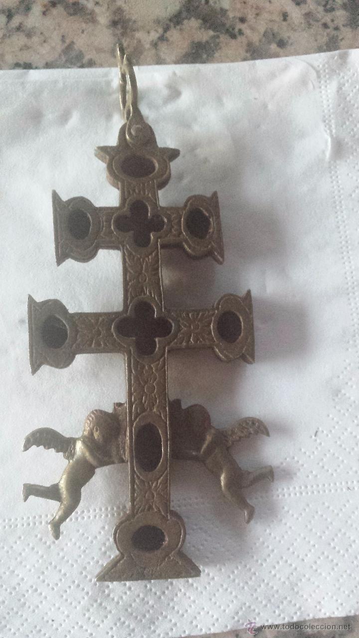 Antig&uuml;edades: antigua cruz de caravaca en bronce. - Foto 2